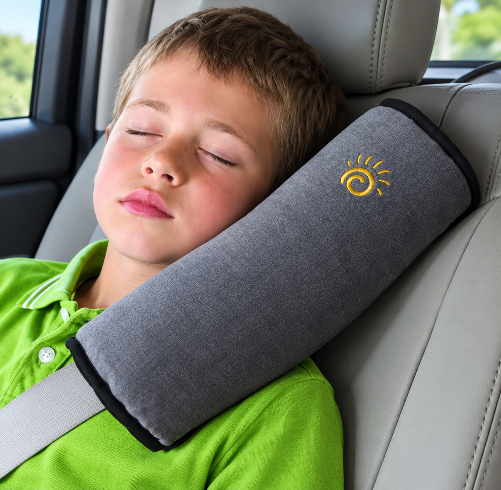 Niño durmiendo cómodamente apoyado en el cojín DormiCloud gris